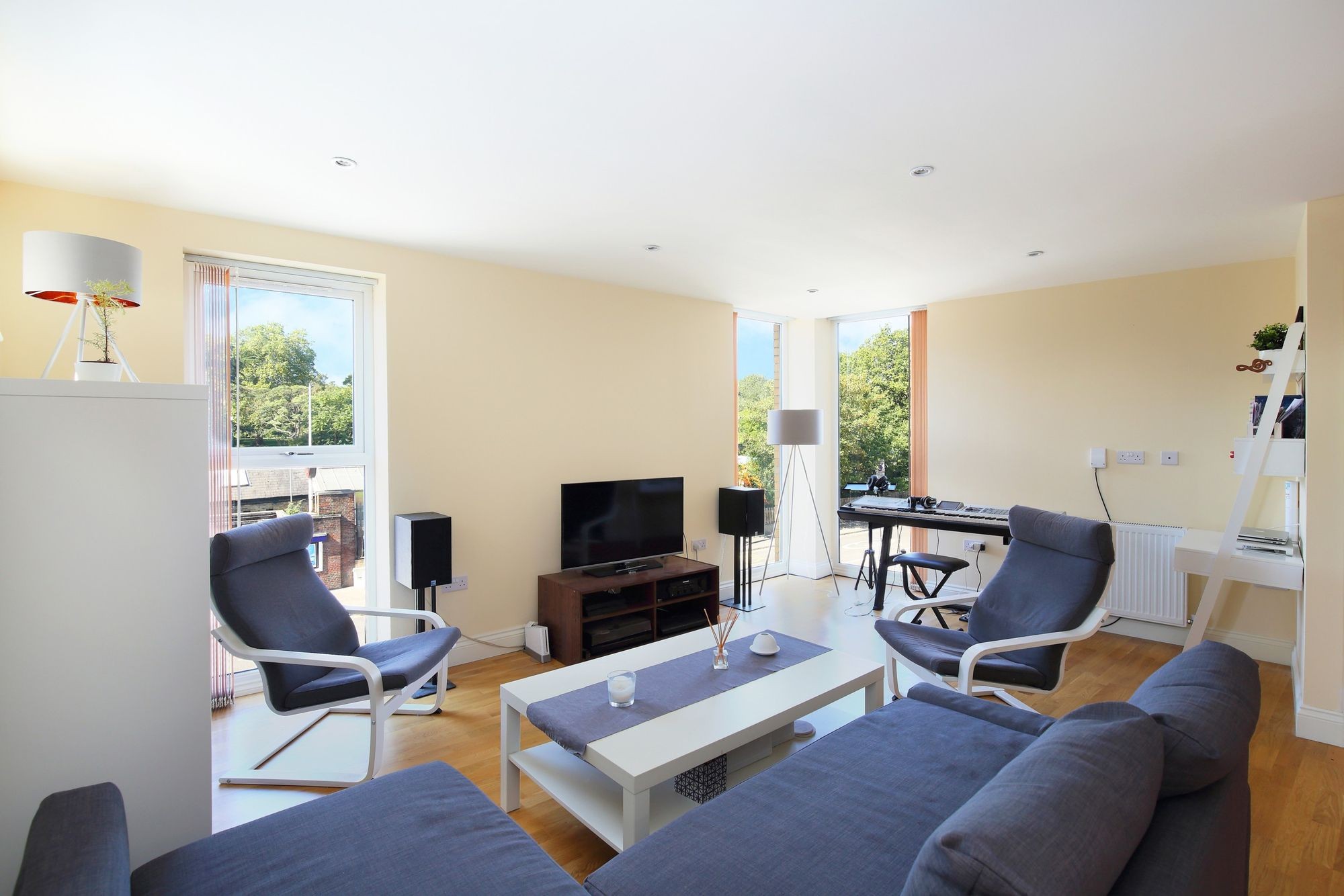 Green Lanes, Manor House Court, N4